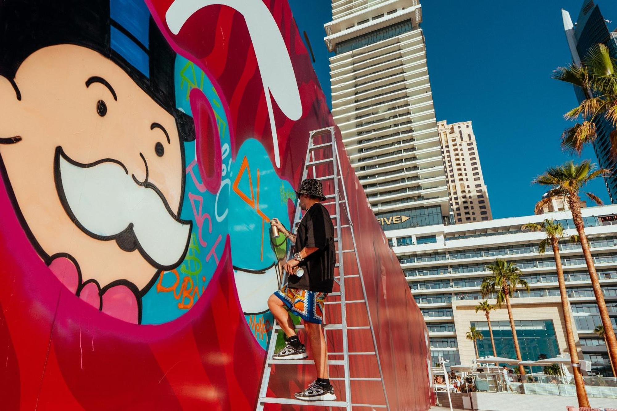 Five Luxe Hotel Dubai Eksteriør billede Artist working on a mural at the MGM Grand