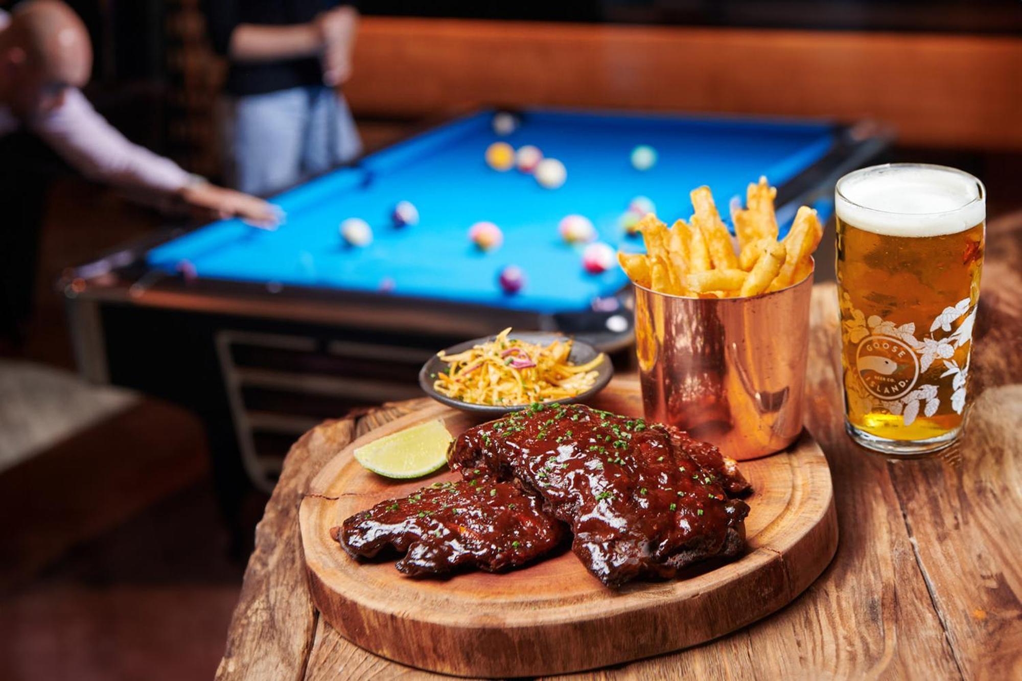 Five Luxe Hotel Dubai Eksteriør billede A plate of pork ribs