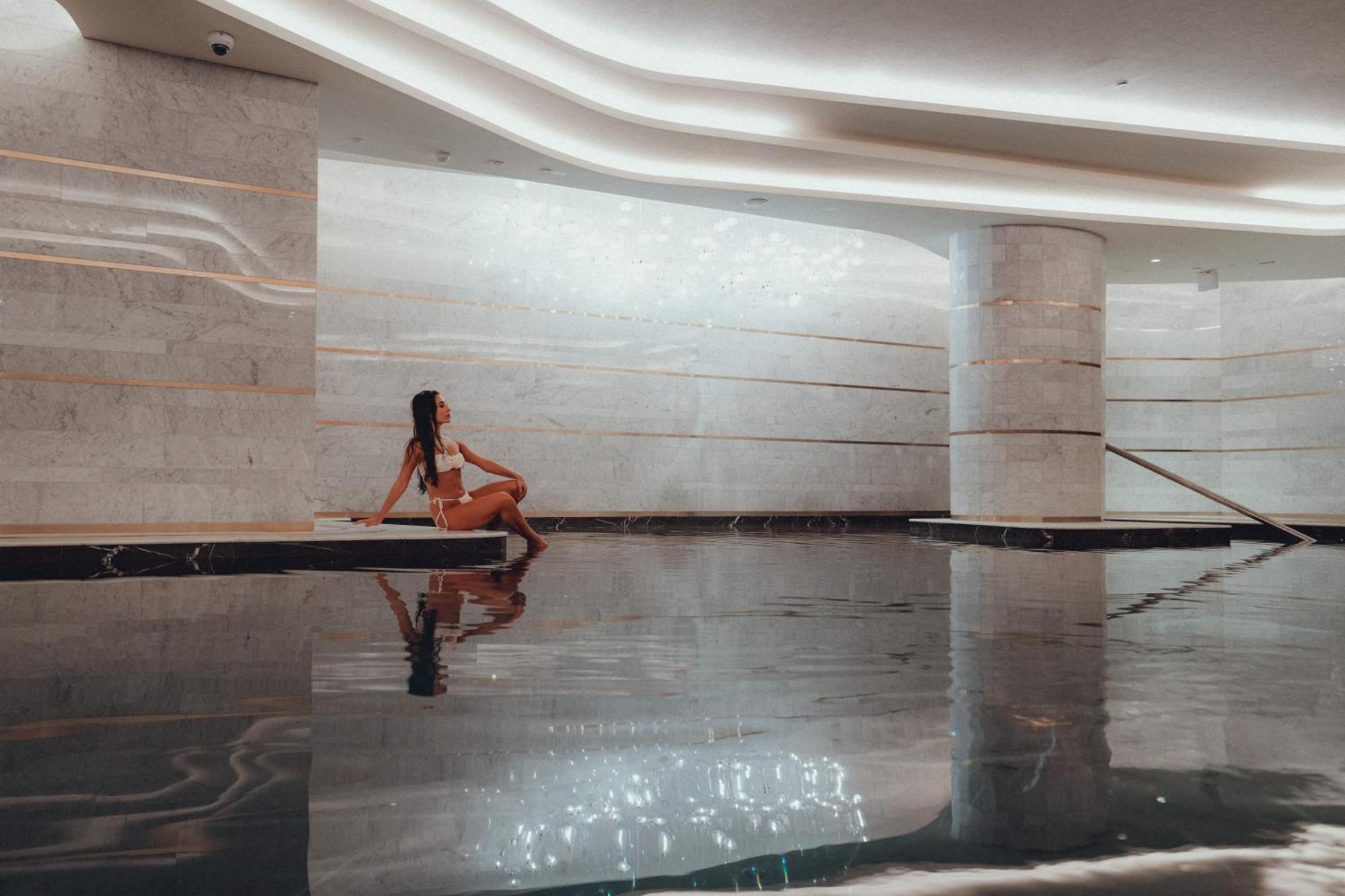 Five Luxe Hotel Dubai Eksteriør billede The pool at the spa