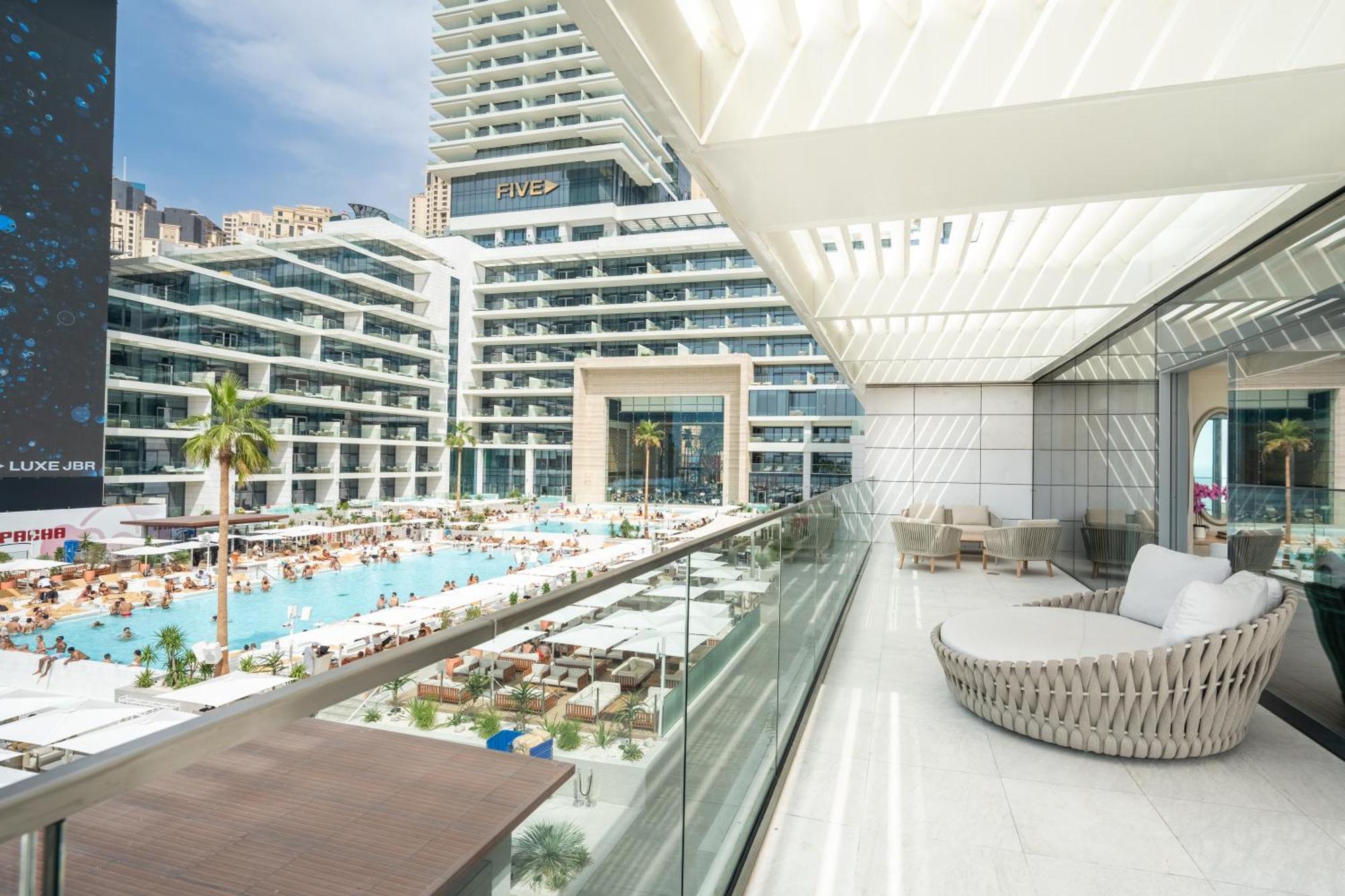 Five Luxe Hotel Dubai Eksteriør billede The pool at the Hilton Athens
