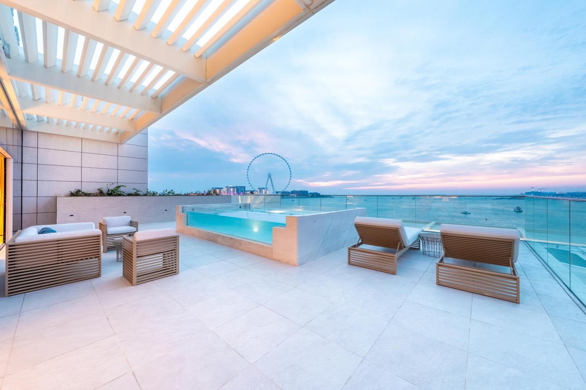 Five Luxe Hotel Dubai Eksteriør billede The rooftop pool at the hotel