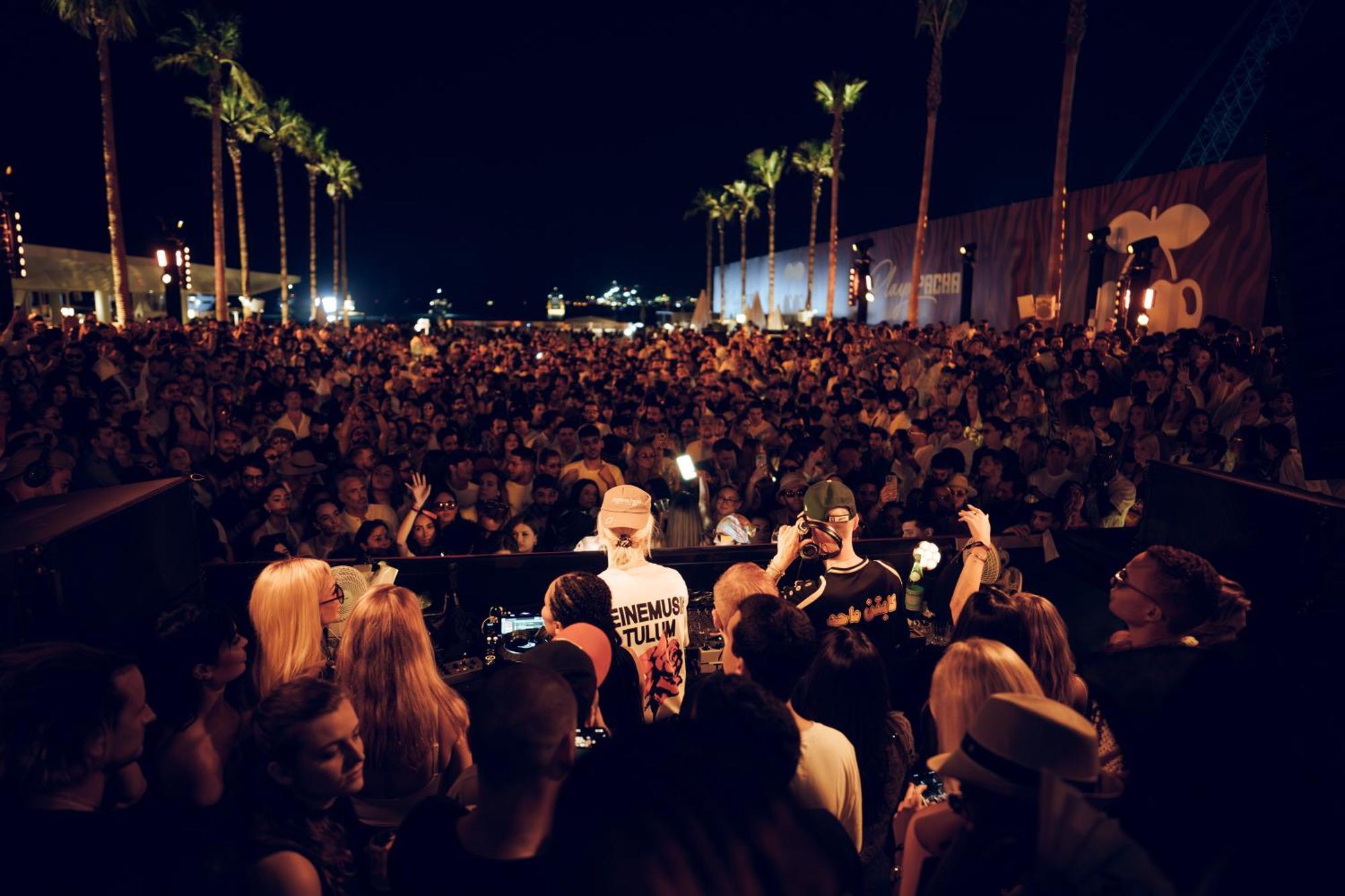 Five Luxe Hotel Dubai Eksteriør billede The crowd at the 2014 edition of the festival