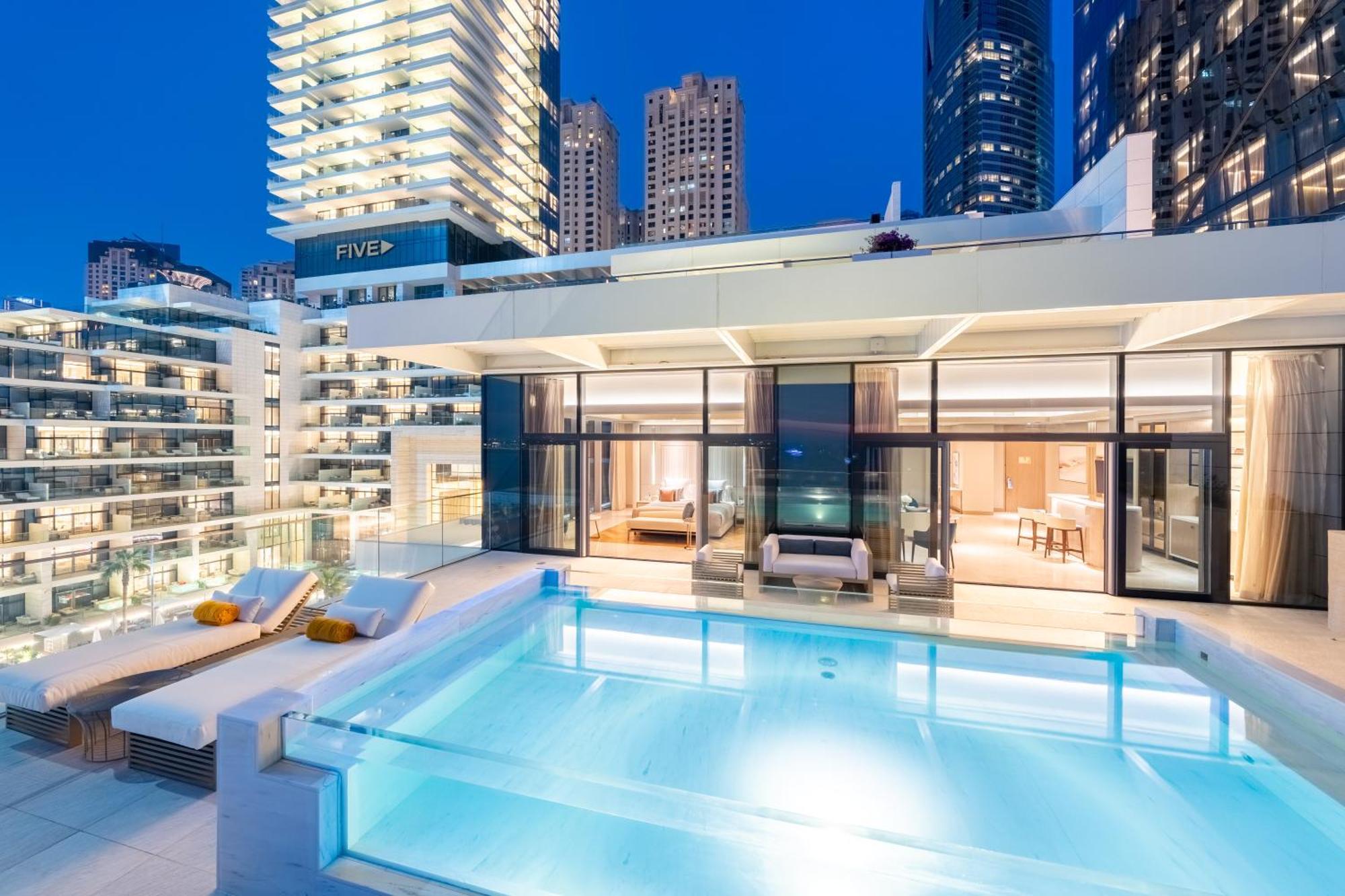 Five Luxe Hotel Dubai Eksteriør billede The swimming pool at the hotel
