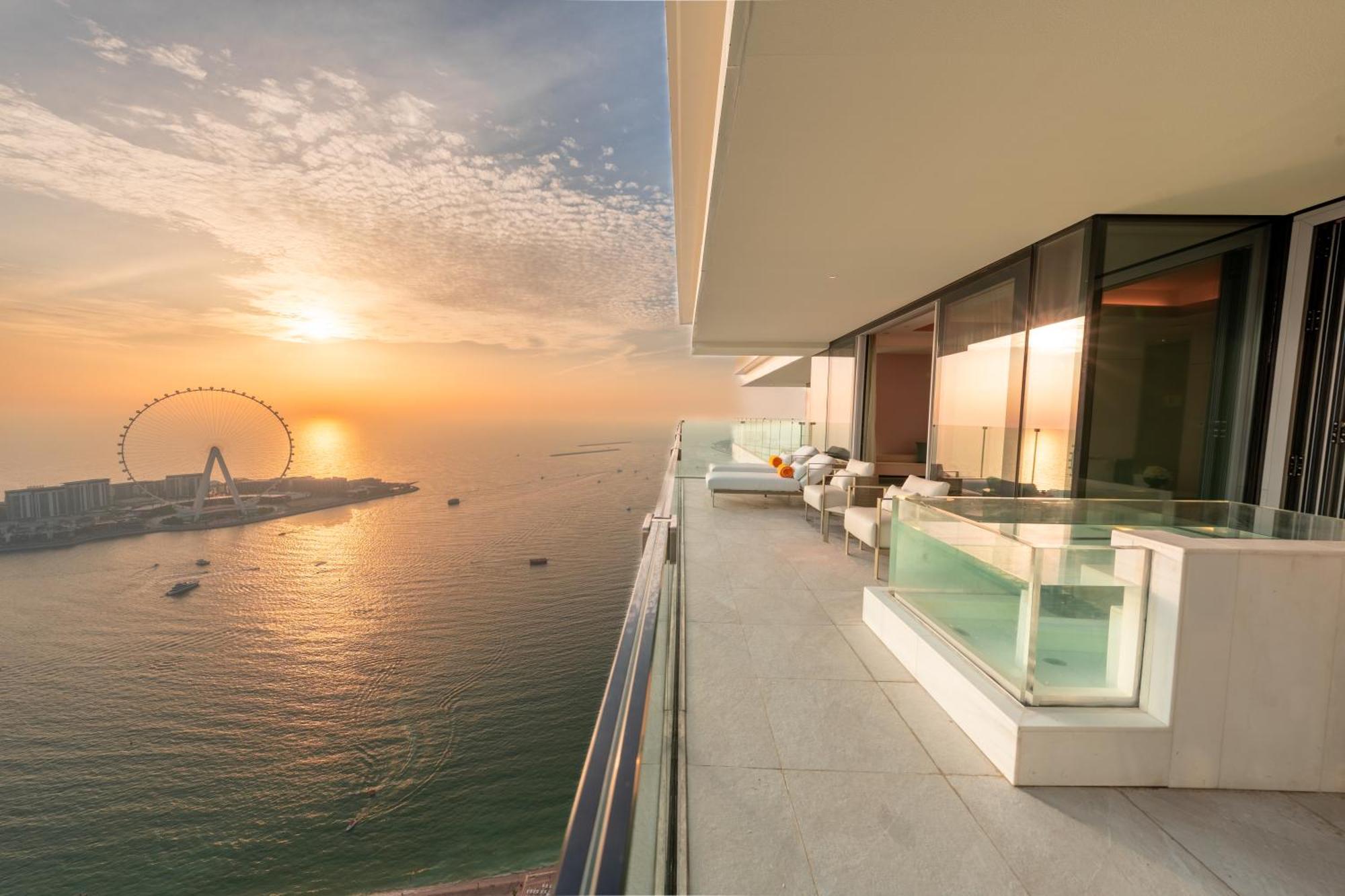 Five Luxe Hotel Dubai Eksteriør billede View of the Dubai Marina from the balcony of a Jumeirah at the Beach apartment
