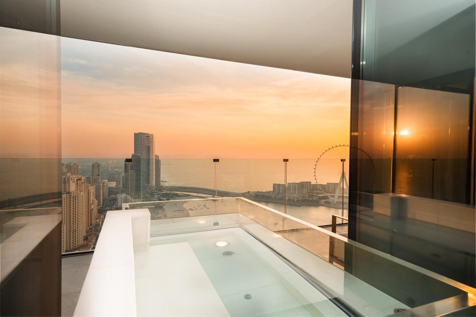 Five Luxe Hotel Dubai Eksteriør billede The view from the bathroom of a suite at the Marina Bay Sands