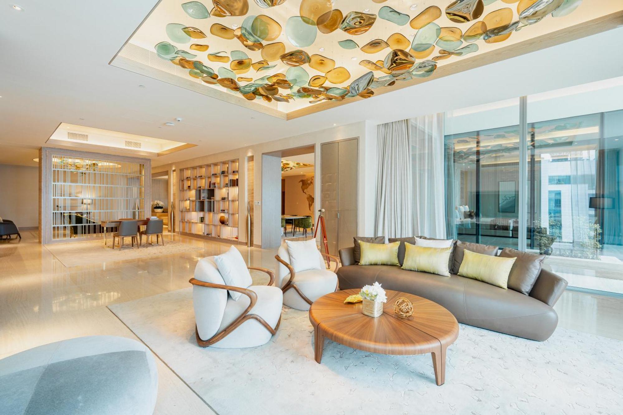 Five Luxe Hotel Dubai Eksteriør billede The living room of a three-bedroom penthouse