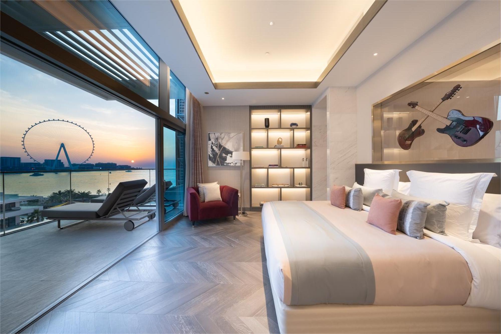 Five Luxe Hotel Dubai Eksteriør billede The bedroom of a Sky Suite