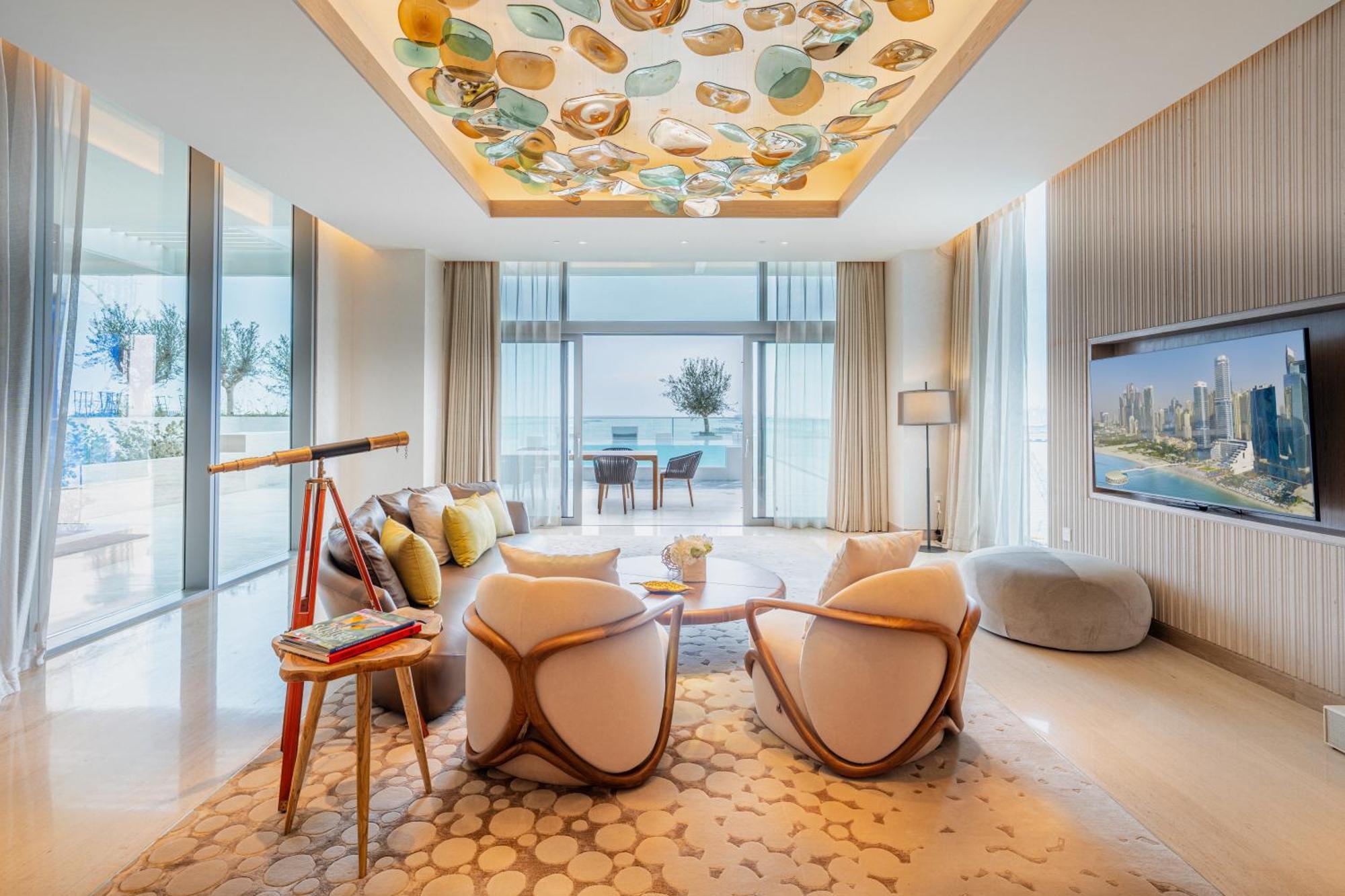 Five Luxe Hotel Dubai Eksteriør billede The living room of a three-bedroom apartment