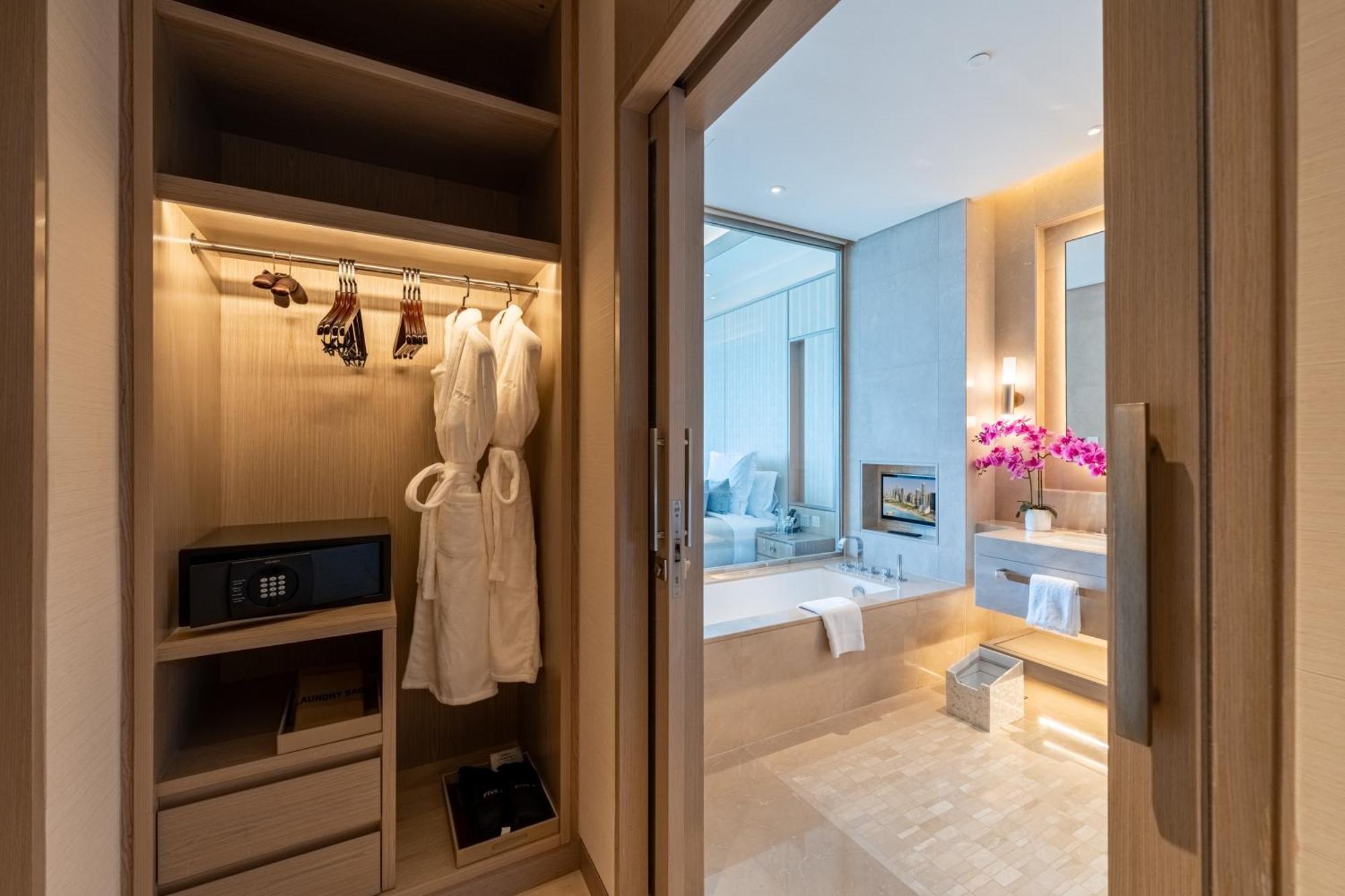 Five Luxe Hotel Dubai Eksteriør billede Bathroom