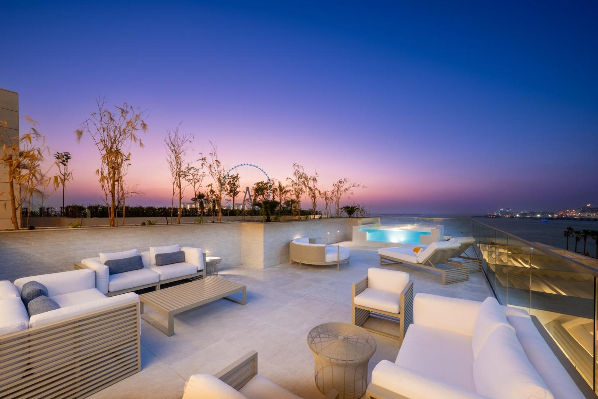 Five Luxe Hotel Dubai Eksteriør billede Rooftop pool at the Westin