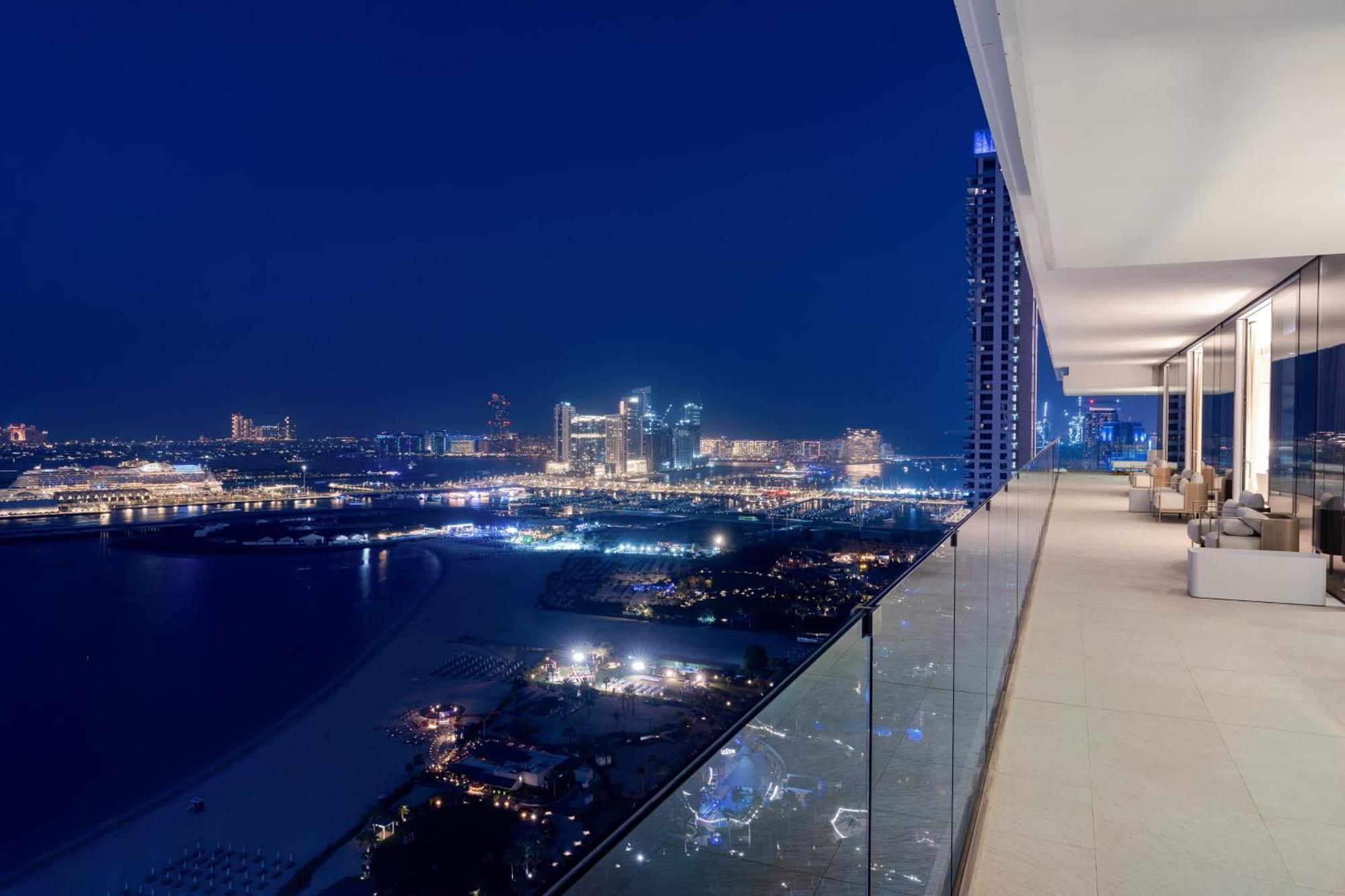 Five Luxe Hotel Dubai Eksteriør billede View from the penthouse