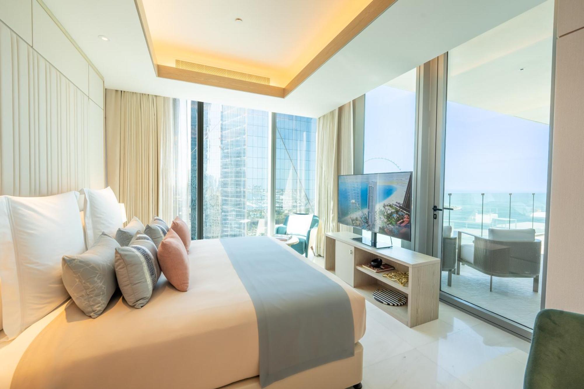 Five Luxe Hotel Dubai Eksteriør billede A bedroom at the Ritz-Carlton, Maldives