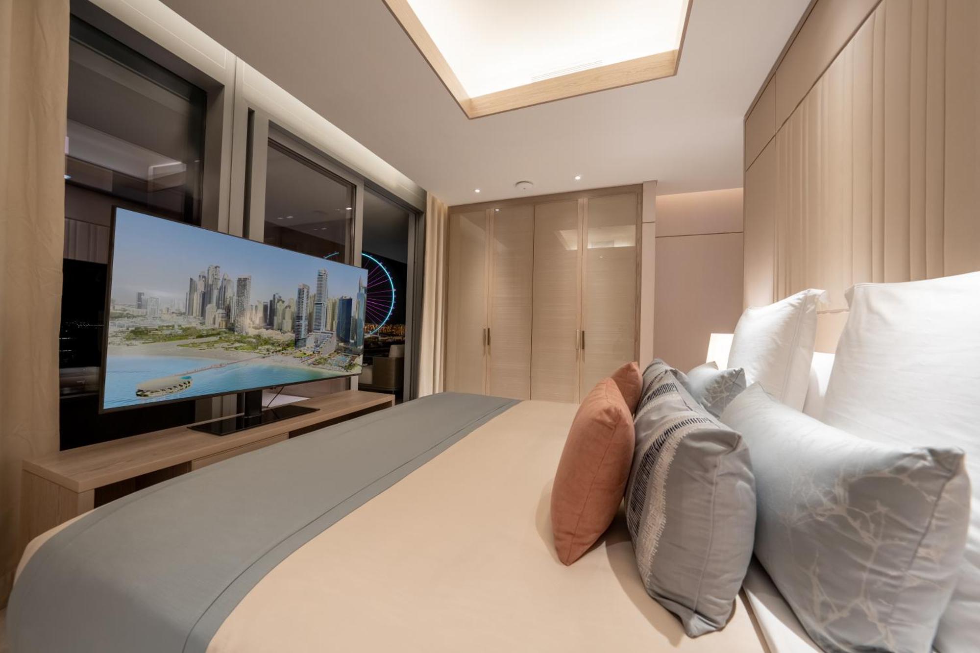 Five Luxe Hotel Dubai Eksteriør billede A bedroom in the Ritz-Carlton, DIFC