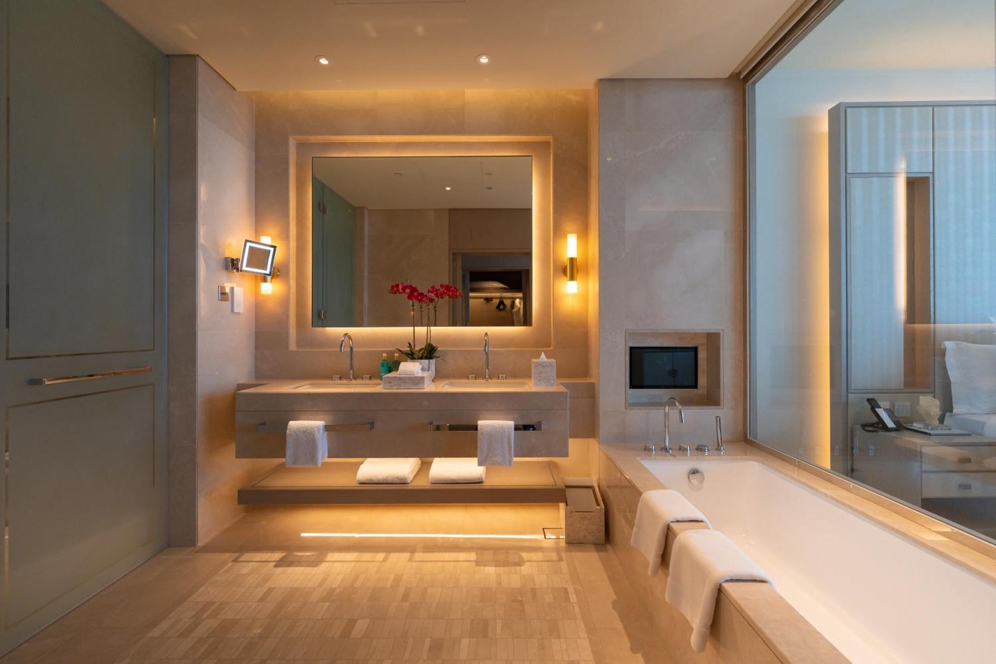 Five Luxe Hotel Dubai Eksteriør billede Bathroom