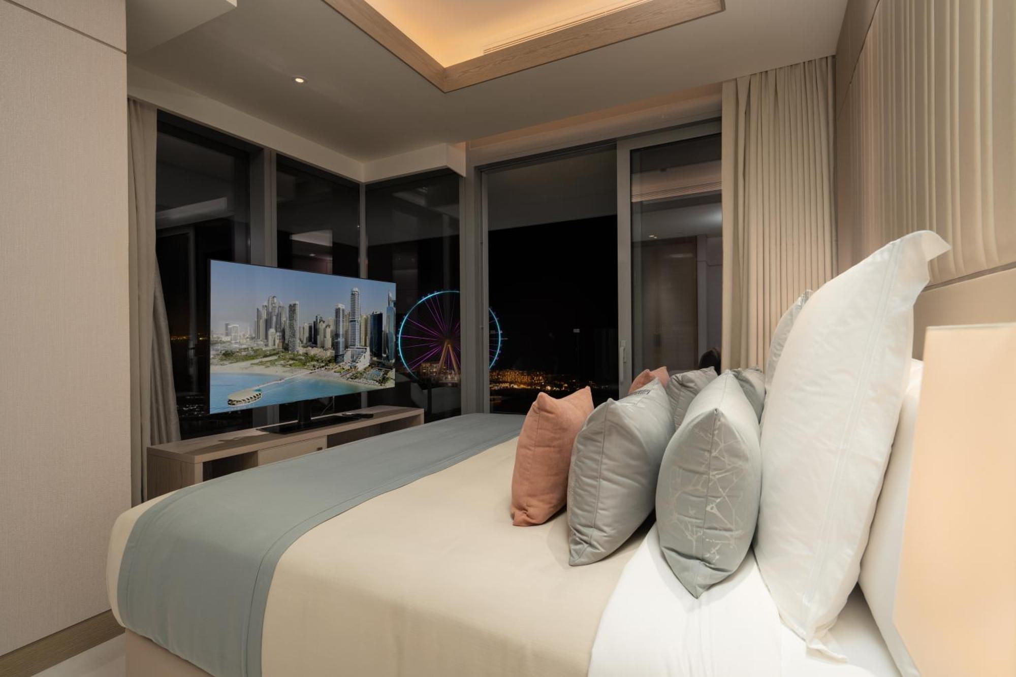 Five Luxe Hotel Dubai Eksteriør billede A bedroom at the Ritz-Carlton, DIFC