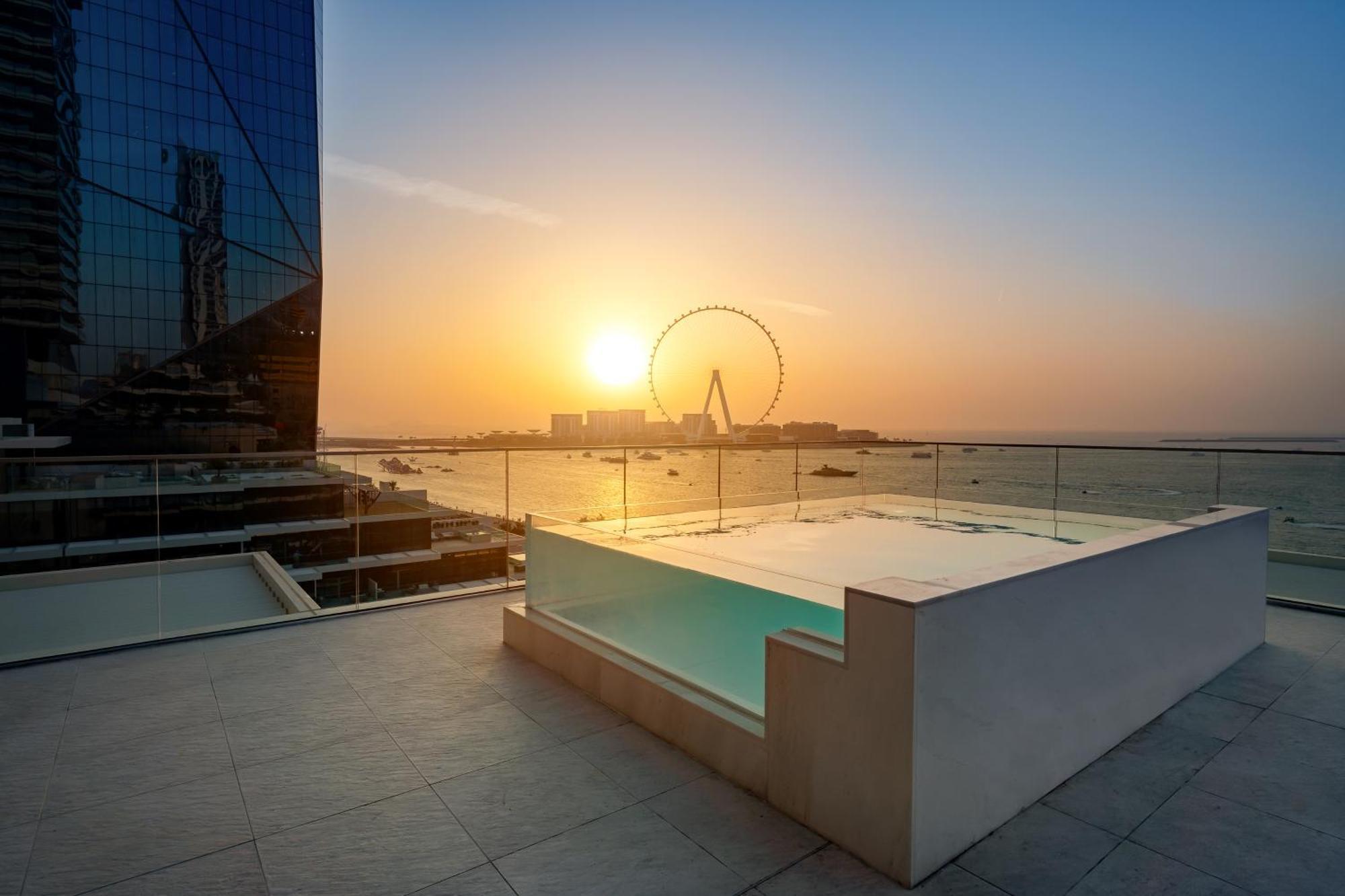 Five Luxe Hotel Dubai Eksteriør billede View of the Dubai Eye from the Address Sky Pool