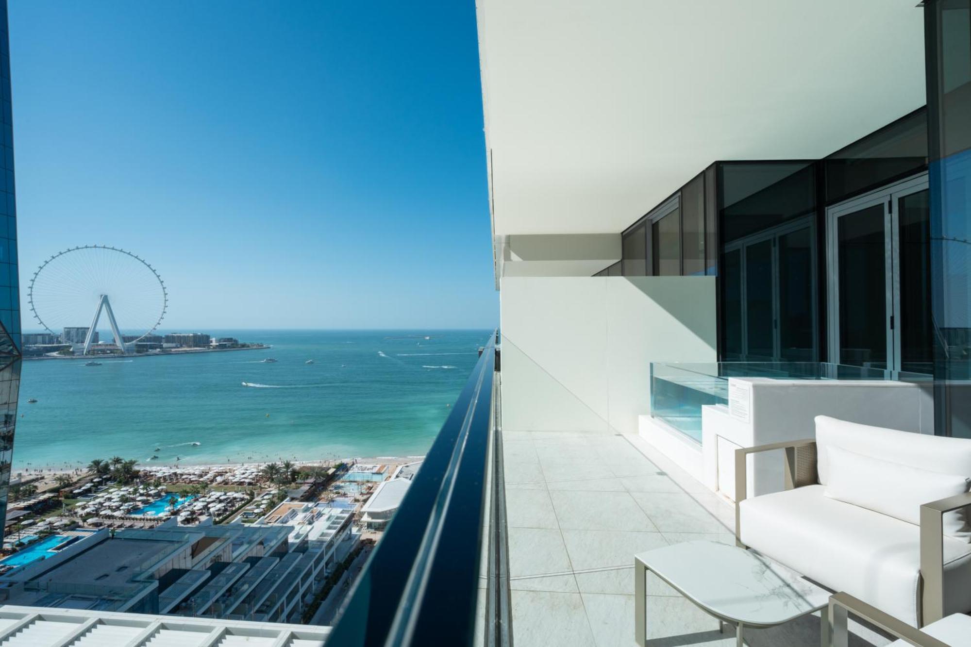 Five Luxe Hotel Dubai Eksteriør billede View of the Palm Jumeirah from the balcony of a 2BR