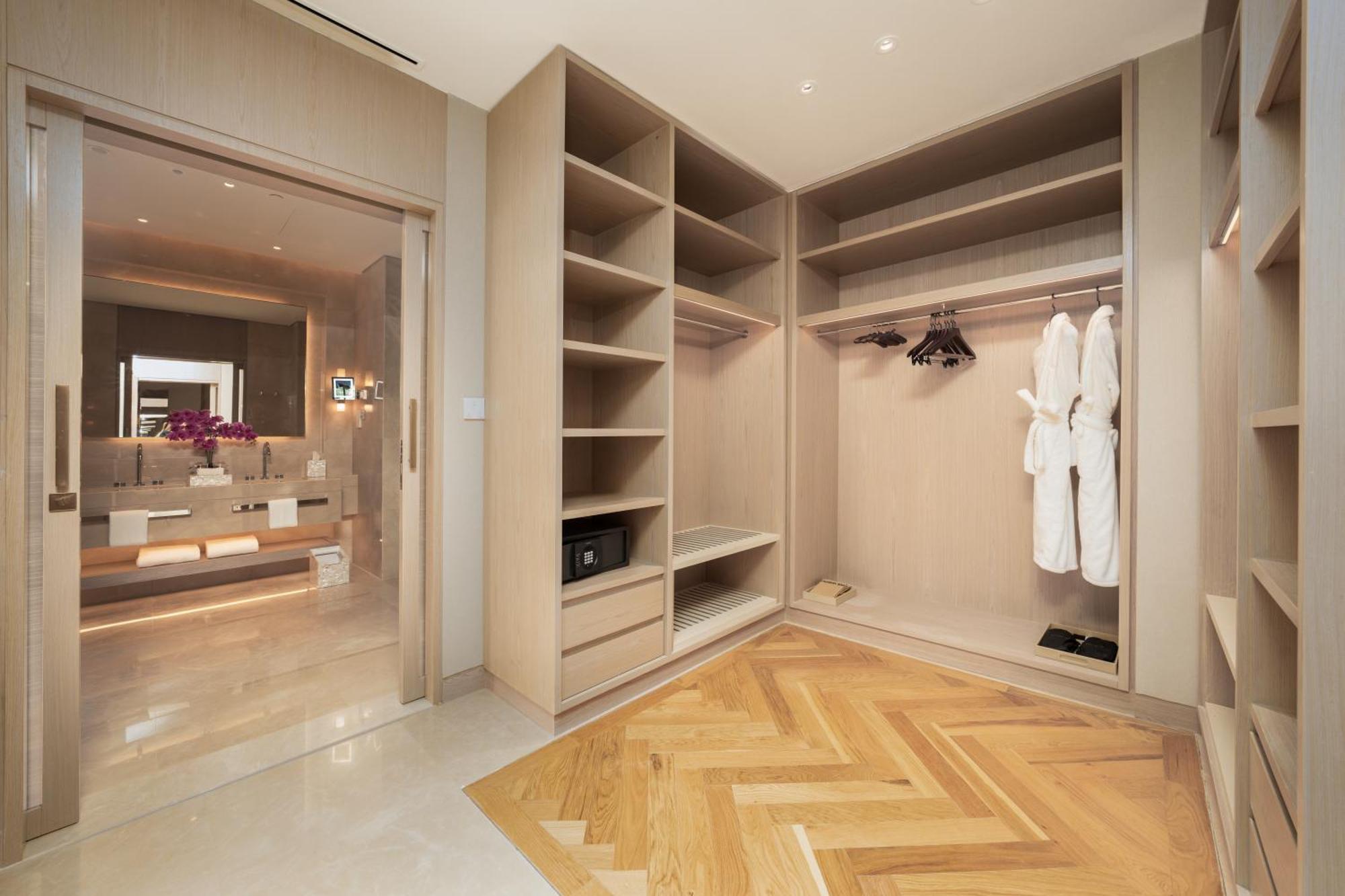 Five Luxe Hotel Dubai Eksteriør billede A walk-in closet