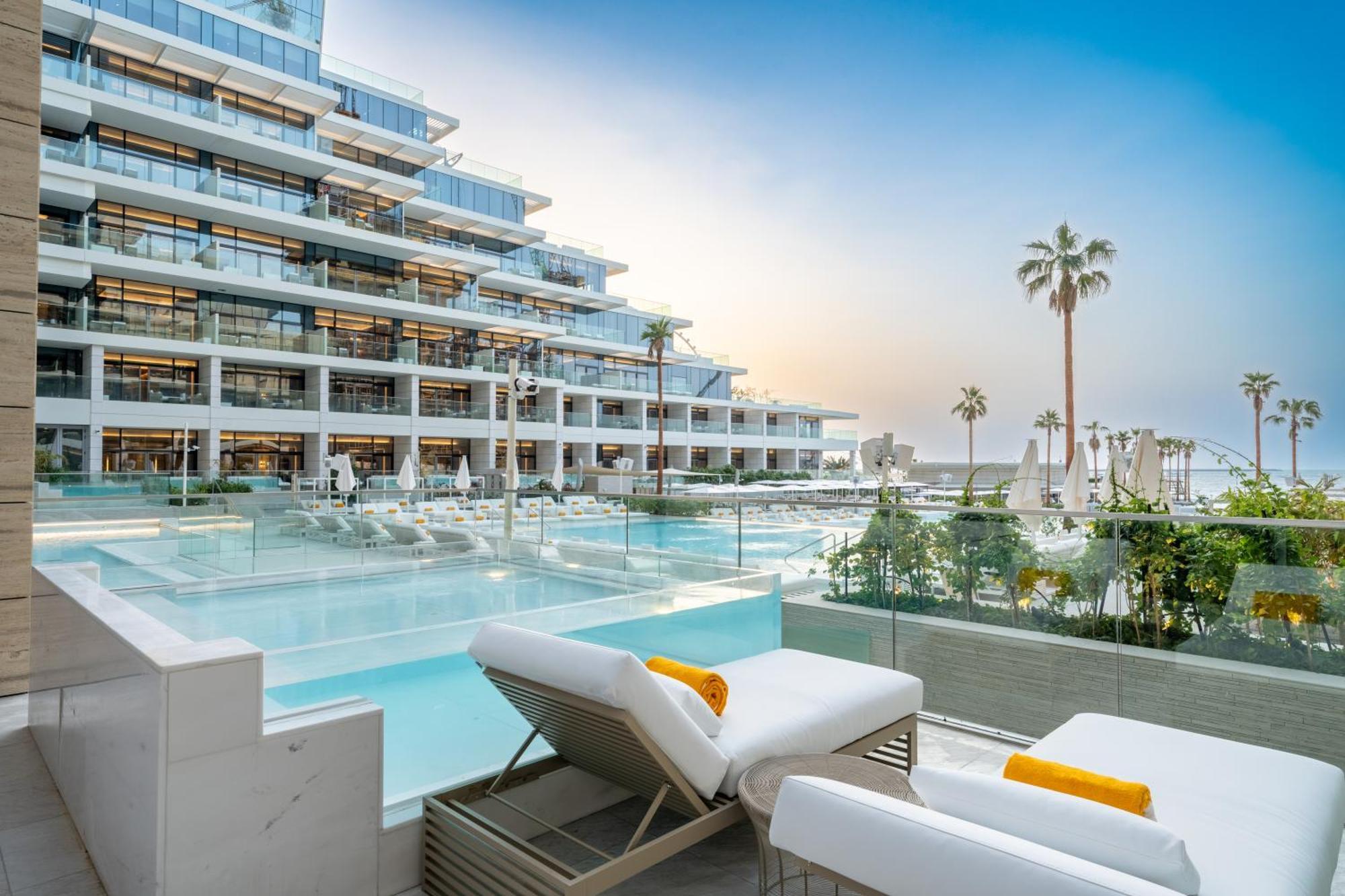 Five Luxe Hotel Dubai Eksteriør billede The West Hollywood Hotel