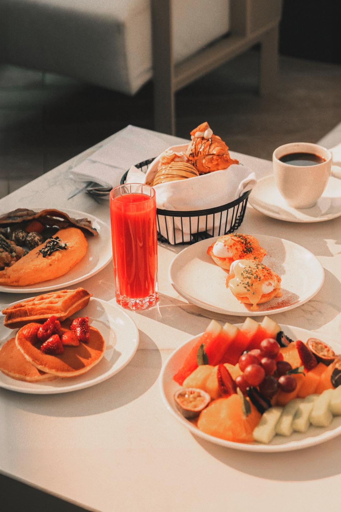 Five Luxe Hotel Dubai Eksteriør billede A typical breakfast
